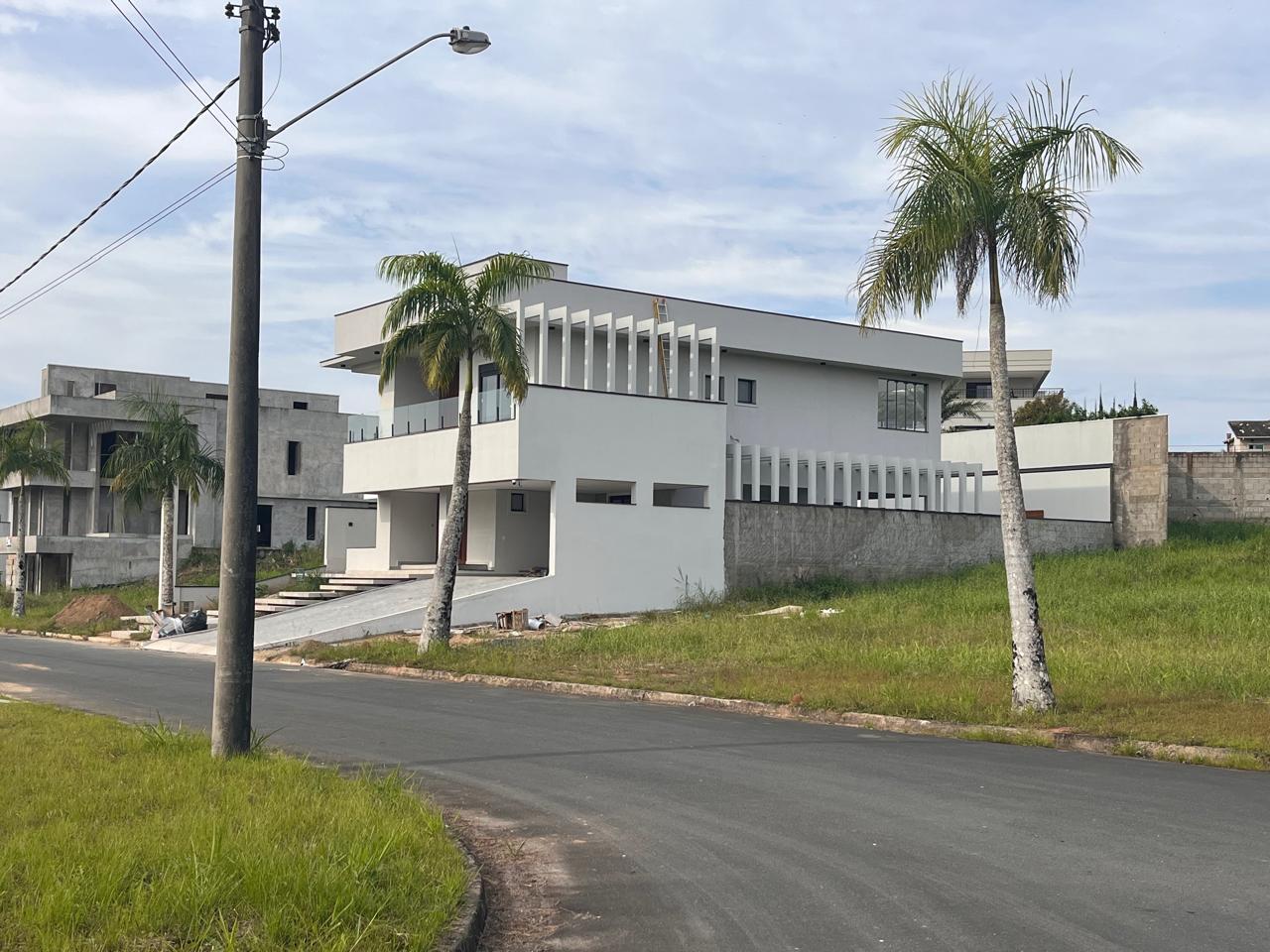 Sobrado Branco — Vista Lateral