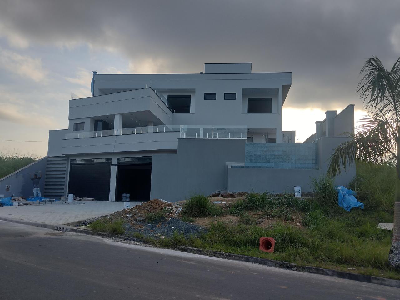Mansão Cinza Três Pavimentos